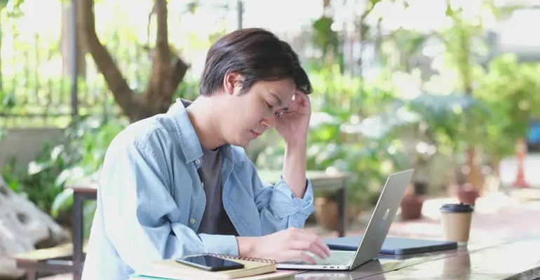 香港本科挂科藏不住？这4个信号家长要警惕 很多家长以为，孩子能够进入香港大学、香港中文大学、香港科技大学、香港理工大学等高校，本科学业基本不需要再像高中阶段一样操心。真正遇到问题以后才发现，香港高校对Academic Progress和Academic Standing都有明确管理机制：一门课程Fail未必会直接影响学籍，但如果GPA持续偏低、连续多个学期未达到要求，学生可能进入Academic Warning、Academic Probation，严重时甚至被要求Discontinue Studies、Deregister或Academic Dismissal。 更棘手的是，学校通常直接通过Student Portal和University Email与成年学生本人沟通。孩子第一次挂科以后如果不敢告诉父母，很容易把“学校已经给Probation”说成“老师提醒一下”，把“Reduced Study Load”解释成“我想少修几门”，甚至到了Discontinuation或Dismissal阶段，还告诉家长“写封邮件解释一下就没事”。 但香港高校也没有统一的“挂几门退学”标准。香港中文大学目前规定，上一学期GPA低于1.5可能进入Academic Probation；如果一学期GPA低于1.0或Fail超过当学期一半修读学分，则需要向所属Major Programme申请批准继续学习，否则可能被要求Discontinue Studies。香港科技大学2026/27本科规则则采用另一套Academic Standing机制：Regular Term结束时TGA或CGA低于1.7会进入Academic Warning，CGA低于1.5则可能进入Academic Probation。 所以家长真正应该关注的，从来不是简单问“到底挂了几门”，而是判断孩子有没有从普通Course Failure进入正式Academic Standing风险。如果下面4种变化已经出现，就不建议继续满足于一句“我自己能处理”。 迹象一：突然不愿意给家长看完整成绩，只反复说“有几门过了” 孩子第一次遇到成绩问题以后，最常见的隐瞒方式并不是完全撒谎，而是选择性提供信息。例如告诉父母“其他课程还可以”“就是有一门比较难”，却不愿意展示完整Transcript、Semester GPA、CGPA以及学校最新Academic Standing。 但对于香港高校来说，真正影响学生能不能正常继续就读的，往往是整体学业表现，而不是某一个单科分数。 例如香港中文大学目前规定，如果上一Term GPA低于1.5，学生会进入Academic Probation；处于Probation的学生需要降低修读负担，第一次Probation每学期最多修12 Units，Extended Probation最多9 Units。如果学生连续两个Term仍然无法解除Probation，或者连续两个Term GPA低于1.0、连续两个Term Fail超过一半修读Units，都可能触发Discontinuation of Studies。 香港科技大学2026/27规则也明确区分Academic Warning和Academic Probation。TGA或CGA低于1.7会被Warning，CGA低于1.5则可能进入Probation，而且Probation学生选课需要相关Dean批准，并可能被要求减少Study Load。 因此，如果孩子只告诉家长“挂了一门”，真正应该进一步确认的是：当前Semester GPA是多少？CGPA是多少？Student Portal里的Academic Standing是什么？学校最近有没有发Warning、Probation或Performance Review邮件？ 单独一个F和正式进入Probation，完全是两种风险等级。 迹象二：下学期课程突然明显减少，却说“我只是想轻松一点” 孩子突然减少Course Load，是家长非常容易忽视的信号。 香港本科正常情况下会按照Programme Curriculum持续推进，如果某个学期开始突然只修很少课程，或者孩子表示“学院让我少选一点”“下学期先把成绩拉起来”，需要确认这是不是Academic Probation带来的正式限制。 香港中文大学目前明确规定，Academic Probation学生必须Reduced Load，第一次Probation最多12 Units，Extended Probation最多9 Units。 香港理工大学2026年Academic Registry面向学生的正式通知也明确提醒，GPA低于1.70、处于Academic Probation的学生需要填写下一学期Study Load表格，并与Academic Adviser会面确定之后修读哪些Subjects和Credits。 所以孩子说“我想少上一点课”时，家长最好问清楚： 这是自己主动调整，还是学校Academic Standing要求？ 如果只是学生觉得压力较大，主动合理调整，可以进一步讨论学习计划；但如果学校已经正式限制Course Load，就意味着大学已经认定当前Academic Performance存在风险。 课程变少还可能导致另一个问题——延期毕业。如果某门挂掉的是Compulsory Course或者Prerequisite，后面的高级课程可能无法继续注册。香港科技大学目前也明确规定，某门Failed Course正常情况下只能Repeat一次，之后再次重修需要Dean或其指定人员批准。 因此，“下学期少读一点”背后可能并不只是学习压力，而是整个Degree Progression已经受到影响。 迹象三：开始频繁说Probation，却一直强调“学校只是警告一下” 这是香港本科家长尤其要警惕的一句话。 Academic Probation直译以后，很容易让人觉得只是“留校察看”或者学校发一封提醒邮件，但在实际University Regulation中，它往往已经属于正式Academic Standing，而且下一两个Term的结果可能直接决定能否继续学业。 以香港科技大学2026/27规则为例，CGA跌到1.5以下的学生会进入Academic Probation，并一直保持这一状态直到CGA重新升到1.5或以上。如果学生连续三个Regular Terms结束时都处于Probation，Dean可以向Provost建议将学生Dismiss；如果某门属于毕业要求的课程连续Fail两次，也可能进入同样的Dismissal审查。 香港中文大学的逻辑又不同：上一Term GPA低于1.5进入Probation，但如果连续两个Term仍然无法解除Probation，就会符合Discontinuation条件；而GPA低于1.0或Fail超过一半Units的学生甚至需要主动向Major Programme申请批准继续学习。 所以家长听到Probation以后，不要只问： “学校有没有马上让你退学？” 真正应该确认的是： 为什么进入Probation？下一学期必须达到多少GPA？已经是第一次还是Extended/连续Probation？如果下一学期仍然达不到标准，学校规定的后果是什么？ Probation阶段恰恰是最值得及时处理的窗口。因为这时候学生通常仍然可以通过降低Study Load、重新规划课程、Academic Advising和学习支持恢复Academic Standing；等正式Discontinuation或Dismissal出现以后，可选择空间会明显减少。 迹象四：突然开始查Discontinuation、Dismissal、Appeal，却说“写封解释信就能回来” 如果孩子已经开始搜索Discontinuation of Studies、Academic Dismissal、Deregistration、Appeal、Review等内容，家长就不应该再按普通挂科处理。 不同香港高校对严重Academic Decision使用的术语不同。香港中文大学使用Discontinuation of Studies；香港科技大学现行规则使用Academic Dismissal；香港理工大学则存在Deregistration等概念。真正处理时必须以孩子自己的University、Faculty和Programme规则为准。 香港大学目前面向Academic Adviser的官方指引也明确说明，本科生如果连续两个Semester取得不足规定的Credits、连续两个Semester平均Semester GPA低于1.0，或者超过Maximum Registration Period，都可能被建议Discontinue Studies；某些Programme还可能因为Capstone或Professional Core Course失败设置额外条件。相关学生会先经过Faculty层面的Review，如果进一步进入Committee on Discontinuation程序，最终决定具有非常严肃的学籍后果。 因此，如果孩子告诉家长： “就是写个Appeal。” “学院会再给机会的。” “同学说一般不会真退。” 最好先停止猜测，直接看Formal Decision。 真正需要确认的是：Decision的正式名称是什么？谁作出的决定？有没有Review/Appeal渠道？Ground是什么？Deadline是哪一天？ 不同学校的后续程序差异非常大，绝对不能拿另一所香港大学学生的申诉经验直接套用。 香港本科到底挂几门会被退学？这个问题本身就问错了 很多家长最先搜索的是“港大挂几门会被退学”“港中文挂三门严重吗”“港科大GPA多少会被劝退”。 但香港大学并不存在统一的“挂三门退学、挂两门没事”规则。 港中文目前既看Term GPA，也看Fail Units比例和连续Probation情况；港科大通过TGA、CGA以及连续Probation判断Academic Standing；港大还会看连续两个Semester取得的Credits和平均Semester GPA等因素；港理工则有自己的GPA、Repeated Failure以及Programme Deregistration规定。 所以同样挂两门课，可能出现完全不同的结果。 一个学生其他课程成绩很好，整体Academic Standing仍然正常；另一个学生原本GPA已经处于临界位置，再挂两门以后可能立即进入Probation；还有学生虽然整体GPA尚可，但连续Fail的是Programme规定必须通过的Compulsory Course，对Progression的影响反而更严重。 真正应该看的不是Fail数量，而是： Overall GPA + Semester Performance + Failed Credits + Core/Compulsory Course + Programme Regulation + 当前Academic Standing。 港大、港中文、港科大、港理工，处理逻辑本身就不一样 家长很容易听朋友说：“我朋友孩子在香港读书，GPA低也继续读了，应该没事。” 这种比较风险很大。 例如港中文本科现行规则中，Term GPA低于1.5就进入Probation，而低于1.0或Fail超过一半Units时，需要申请批准继续学习；港科大则首先有Academic Warning，再根据CGA是否低于1.5进入Probation。 港理工2026年Academic Registry信息显示，GPA低于1.70的学生进入Academic Probation，需要与Academic Adviser重新确认下一学期Study Load。部分Programme Regulation进一步规定，持续低GPA或者达到Compulsory Subject最大重修次数，可能构成Deregistration依据。 港大的Academic Advising指引则采用另一套Discontinuation条件，并且部分专业可能设置额外要求。 所以绝对不要说： “都是香港八大，规则应该差不多。” 真正处理时，必须把学校+学院+专业+入学年份全部对应起来。 香港挂科以后，也不是所有学校都有统一“补考” 很多家长听到孩子Fail以后，第一个反应就是：“那什么时候补考？” 香港大学体系同样不能用一个“挂科→统一补考”的公式概括。具体后果可能包括Repeat Course、重新完成Assessment、Grade Review、Special/Make-up Examination，或者直接按照Programme Regulation处理。 例如香港科技大学2026/27本科规则明确规定，F会进入学生Academic Record和GPA计算；Failed Course通常可以Repeat一次，但再次Repeat需要额外批准。对于因为疾病或其他Extenuating Circumstances影响考试、缺席考试或无法完成Assessment的学生，则需要在Assessment日期后一周内向Academic Registry书面报告并提交Supporting Documentation，获批以后才可能安排相应处理。 所以孩子说“我后面补考就行”，家长最好进一步问： 学校邮件里到底写的是Make-up Examination、Repeat Course，还是只是孩子自己认为以后还能再考？ “学校允许重新修整门Course”和“重新考一次期末”显然不是一回事。 如果是身体或突发情况影响考试，越早报告越好 还有一种常见情况是，孩子这一学期确实发生了疾病、家庭突发事件或者其他影响学习的情况，但因为害怕麻烦，一直没有向学校报告，等成绩全部出来以后才考虑“能不能申诉”。 这种处理会明显增加难度。 例如港科大现行规则要求，如果学生希望学校考虑影响考试、考试出席或其他Assessment的疾病或Extenuating Circumstances，通常需要在相关Assessment日期后一周内书面报告并提供材料。 港中文现行本科规则对于因医疗或其他Compelling Reasons无法参加考试的情况，也要求学生尽早提出申请，并原则上不迟于考试后五个工作日提交Supporting Evidence。 这说明“先不说，等挂科以后一起Appeal”并不是理想路径。 如果学生在Semester过程中已经明显无法正常完成学习或考试，应该尽早查学校的Special Consideration、Absence from Examination、Make-up Assessment等正式政策。 越早使用正确程序，越不容易把Assessment问题拖成Academic Standing问题。 Grade Appeal和Discontinuation Appeal完全不是一回事 很多家长听到“申诉”两个字，就认为所有学业问题都可以写一封Appeal Letter解决。 实际上，质疑某门Course的成绩，与挑战学校作出的Discontinuation/Deregistration Decision，通常属于完全不同的程序。 例如港科大目前规定，如果学生认为课程成绩计算或确定过程中存在错误，可以在成绩发布后10个Working Days内向开课Department Head申请Grade Review；后续进一步Appeal通常主要围绕Procedural Irregularity或者此前无法提交的New Evidence。 香港中文大学2025/26第二学期成绩通知则明确提醒，如果学生希望针对某门Course提出Grade Appeal，需要在Grade Release后的两周内联系Course Teaching Staff，Late Appeal不接受。 但如果学生的问题是因为整体Academic Performance已经被要求Discontinue Studies，那就需要查看另外一套Academic Standing Regulation。 所以真正准备申诉以前必须先回答： 我要申诉的是某一门成绩，还是学校已经作出的学籍决定？ 对象不一样，Ground、Deadline和Evidence都会完全不同。 已经进入Discontinuation/Dismissal，单纯说“以后会努力”通常不够 家长看到孩子可能被停学或退学以后，很容易帮孩子写一封情绪非常强的求情信： “孩子第一次离开父母。” “香港课程太难，一时间没有适应。” “我们全家为了他的教育投入很多。” “希望学校再给最后一次机会。” 这些情况可以作为背景，但学校真正需要判断的往往不是“家长有多着急”，而是学生过去为什么持续无法达到Academic Standard，以及如果允许继续学习，是否有合理机会真正改善。 港科大2026/27规则就明确指出，在考虑是否建议Dismiss一名连续Probation学生时，Dean会考虑学生能否提供可信的Extenuating Circumstances证据、是否仍有合理机会完成Degree Requirement，以及继续维持注册是否合理。 因此，如果确实存在可以依据规则说明的情况，更完整的逻辑应该是： 发生了什么 → 发生在什么时间 → 具体影响哪些课程和Assessment → 为什么导致持续GPA下降 → 当时采取过哪些措施 → 目前问题有没有改善 → 有什么真实Evidence → 如果继续就读，新的Study Plan是什么。 而不是只写一句： “I promise I will work harder.” 孩子突然说“我想主动退学再申请”，家长千万不要直接同意 有些学生发现自己可能被Discontinue以后，会产生一种想法：与其等学校正式作出决定，不如先Voluntary Withdrawal，以后再重新申请。 这种选择可能产生长期影响，不能仅凭同学经验决定。 例如香港大学面向可能被Discontinue学生的官方Academic Advising资料中，就专门讨论了Voluntary Withdrawal与正式Discontinuation之间的不同后果，包括Transcript记录和未来Readmission可能性等问题；与此同时，如果案件已经进入Committee on Discontinuation，学生还需要认真理解后续程序。 而港中文现行规则更加值得注意：因为Academic Performance被要求Discontinue Studies，或者为了避免这种Discontinuation而Withdraw的学生，不能简单按照普通非学术原因退学学生的Reinstatement机制重新恢复学籍。 所以“先退了以后再回来”绝对不是一个所有香港大学通用的安全策略。 如果已经接近Discontinuation阶段，任何Withdrawal决定都应该先看自己学校正式Regulation。 国际学生还要额外注意：学籍终止可能直接影响香港逗留身份 对于内地以及其他非本地本科生来说，严重学籍问题还有一层非常现实的风险：Student Visa/Entry Permit。 香港入境事务处目前明确规定，如果院校或非本地学生在原课程完成前终止修读，院校须在终止学习后的规定时间内向入境处通知Termination of Studies。入境处FAQ进一步说明，中途终止学籍的非本地学生通常必须在终止学业后的四星期内离开香港。 2026年更新的入境处“终止保证”说明同样明确，院校需要在终止修读课程之日起七天内提交相应通知；对于逗留条件载有“或终止修读课程日计四周内，以较早日期为准”的非本地学生，必须按该期限离港。 所以如果孩子已经收到Discontinuation、Deregistration或者Academic Dismissal，家长千万不要只问： “学校还能不能申诉？” 还要同步确认： 现在Student Status是否仍然Active？学校什么时候会正式Terminate Study？入境处什么时候会收到通知？Appeal/Review期间身份怎样处理？ Academic Decision与Immigration Status是两条制度线，不能混为一谈。 “换一所香港大学继续读”也不是想换就能马上换 有些学生在原学校学籍出现严重问题以后，会告诉家长：“大不了转去香港另一所学校。” 对于非本地学生，这也不是单纯拿到另一所学校Offer就结束。 香港入境事务处目前明确说明，获准来港读专上课程的非本地学生，其逗留条件通常与指定院校和指定课程有关。如果希望转往另一所院校，需要事先获得入境处批准；在同一院校转换Programme同样需要按规定申请改变相关就读安排。 因此，Academic Transfer和Immigration Approval需要同时考虑。 尤其已经被原校Terminate的学生，不能简单认为原来的Student Visa可以直接覆盖新的学校。 家长介入以后，先把这6类材料找齐 如果已经怀疑孩子的情况超过普通挂科，不建议再通过微信聊天一点一点猜。 最好先确认：最新Transcript、Semester GPA/CGPA、Student Portal里的Academic Standing、学校正式Warning/Probation/Discontinuation邮件、对应Faculty/Programme Regulation，以及所有写有Review/Appeal Deadline的通知。 如果孩子声称存在身体、家庭或其他特殊情况，还需要进一步整理这些事情具体发生在什么时候、影响了哪些Assessment、当时有没有向学校报告，以及现在有哪些真实Supporting Evidence。 如果已经是非本地学生并可能停止学业，还需要一起查看Student Visa/Entry Permit的Expiry Date和学校International Student Office提供的相关通知。 把这些材料放在一起以后，通常才能真正判断问题处于： Single Course Fail → Academic Warning/Probation → Reduced Study Load → Discontinuation/Dismissal/Deregistration → Review/Appeal 中的哪一步。 家长最需要警惕的一句话：“学校还允许我选课，所以肯定没事” 并不是这样。 Academic Probation本身就可能允许学生继续注册，只是附加Reduced Study Load、Academic Advising或其他条件。 例如港中文Probation学生仍然可以继续学习，但课程负担受到限制；港科大Probation学生同样可能继续注册，只是需要Dean或指定人员批准Course Registration，并可能被降低Study Load。 所以“还能上课”只能说明学校目前还没有终止学生身份，并不能说明Academic Standing已经恢复正常。 真正应该关注的是： 下一次Academic Review什么时候发生，学生必须达到什么条件才能解除Probation。 如果这个问题孩子完全不知道，只说“反正还能上”，风险仍然很高。 为什么很多香港本科生会一直瞒到学籍出问题？ 一个重要原因是，孩子本人一开始往往也认为事情可以自己处理。 第一次Fail，觉得下学期重修即可；第一次收到Academic Warning，觉得只是学校自动发邮件；进入Probation以后，又因为还可以上课，认为没必要告诉父母。等第二个甚至第三个学期成绩出来，才发现学校规则里的Discontinuation或Dismissal条件已经真正触发。 对于学生而言，越往后越难开口。 尤其一些孩子高中阶段成绩一直很好，突然进入香港高强度英文或双语学术环境以后第一次经历持续低GPA，很容易把学业问题理解成“我能力不行”，因此选择隐藏。 所以家长真正需要建立的不是“只要挂科就严厉追责”的沟通方式，而是： 先把学校正式状态弄清楚，再讨论为什么会发生。 如果孩子知道第一次Fail就会遭到强烈责骂，下一次真正收到Probation通知时，更可能做的往往是继续隐瞒。 名津申诉：香港本科挂科，第一步不是套模板，而是确定学籍走到哪一步 对于香港本科学生出现Course Fail、Academic Warning、Academic Probation、Discontinuation、Deregistration或者Academic Dismissal等问题，名津申诉在前期判断中更强调先核对University、Faculty/School、Programme、Admission Cohort以及当前Formal Decision，而不是直接根据“挂了几门”判断严重程度。 如果只是普通Course Failure，需要先确认课程是否能Repeat、是否属于Compulsory/Prerequisite，以及对GPA和Graduation Timeline的影响；如果已经进入Probation，则重点核对下一学期需要达到的最低Academic Standard、Course Load限制和恢复条件；如果已经收到Discontinuation/Dismissal决定，则进一步核查学校是否存在Review或Appeal、允许依据哪些Ground、Deadline什么时候截止。 如果学生确实存在Extenuating Circumstances，也需要建立清晰的Timeline—Circumstance—Academic Impact—Supporting Evidence—Previous Action—Current Improvement—Future Study Plan，而不是简单写“压力很大”“第一次在香港不适应”。 专业处理真正要解决的，是三个问题： 学校为什么作出这个决定？现行Regulation允许走哪条路径？现在的真实材料能不能支持这条路径？ 如果还是内地或其他非本地学生，则必须再增加第四个问题： 学籍变化会不会同步影响Student Visa/Entry Permit？ 家长最不应该做的，是为了保学籍临时帮孩子“制造理由” 进入正式Academic Review或Appeal阶段以后，家长容易因为焦虑而认为“理由越严重，学校越容易同意”。 这种思路风险很高。 医疗情况、家庭突发事件或者其他Extenuating Circumstances如果真实发生，并且确实影响了课程和Assessment，可以按照学校要求如实提供；但不能因为听说“健康原因成功率更高”，就临时编造不存在的经历或者制作虚假Supporting Documents。 尤其学校往往已经拥有学生此前的Attendance、Course Result、Email Communication以及历史Academic Standing。新提交的Statement如果与过去记录明显矛盾，只会进一步降低可信度。 真正有价值的Evidence不是“看起来多严重”，而是： 真实、时间一致、能够解释Academic Performance变化，并且支持学生未来恢复正常学习的可能性。 如果已经进入Probation，最不建议的就是“再读一个学期看看” 如果孩子只是第一次普通Fail，当然没必要过度放大学业风险。 但如果已经进入正式Academic Probation，下一学期就可能是决定Academic Standing能否恢复的重要窗口。 这个阶段应该尽快解决的问题包括：过去为什么持续低GPA；下一学期应该保留哪些课程；有没有Prerequisite或Compulsory Course已经接近重修次数限制；是否应该降低Course Load；有没有联系Academic Adviser；真正影响学习的问题现在是否已经解决。 继续沿用上一学期完全相同的学习方式，再“赌一次成绩”，通常不是一个可靠策略。 家长介入也不意味着每天监督孩子几点起床、几点写作业，而是帮助孩子确认： 规则是什么、风险在哪里、恢复条件是什么、计划是否真的可执行。 结语：香港本科真正危险的不是一个F，而是Probation已经持续很久家长还不知道 香港本科出现挂科并不意味着学生马上失去学位机会。香港中文大学、香港科技大学、香港理工大学等高校都设置了Academic Warning、Probation、Reduced Study Load、Academic Advising等机制，让学业表现出现问题的学生有机会恢复。 真正需要警惕的是一连串变化：孩子突然隐藏完整成绩、下学期课程明显减少、开始淡化Probation的严重程度，甚至频繁出现Discontinuation、Dismissal、Deregistration和Appeal等词汇。 这时候家长最先确认的应该是四件事： 当前Semester GPA/CGPA是多少？Academic Standing是什么？学校最新Formal Decision是什么？如果存在Review或Appeal，Deadline是哪一天？ 如果孩子属于内地或其他非本地学生，并且学校已经准备终止学籍，还必须同步确认入境安排。香港入境事务处目前明确规定，院校或学生在原课程完成前终止学习时，院校需要通知入境处，而终止学籍后的非本地学生通常需要按照规定期限处理离港和逗留身份问题。 第一次挂科本身通常不是最危险的事情。 真正容易把问题拖大的，是第一次Fail不说，Academic Warning继续瞒，进入Probation以后还告诉家长“只是学校提醒一下”，直到Discontinuation或Dismissal已经摆在面前，家长才第一次看到那几封早就发到学校邮箱里的通知。 越早把真实Academic Standing弄清楚，越有机会在问题真正走到学籍终止以前，把还能使用的处理空间保留下来。