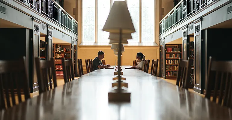 俄亥俄州立大学连续挂科面临开除：如何利用医疗证明进行有效申诉？ 对于在俄亥俄州立大学（The Ohio State University，OSU）连续出现E、EN或多门低分，已经处于Academic Probation甚至收到Academic Dismissal相关通知的留学生来说，医疗原因确实可能成为申诉或后续学籍处理中的重要事实，但真正有效的做法并不是简单提交一张“医生证明”。学校更关心的是：医疗问题什么时候发生、具体怎样影响学习、为什么当时没有及时Drop/Withdraw、目前问题是否已经得到控制，以及如果学校继续给予学习机会，为什么学生下一学期能够避免再次出现同样结果。 按照Ohio State现行规定，本科生累计GPA低于2.0通常会进入Academic Probation，而Academic Dismissal并不是看到某个固定GPA就自动执行。校规明确规定，学生只有在已经处于Probation的情况下才可能因未达到相应条件而被Academic Dismissal；具体是否开除，则由所属College或School根据学生的学业进展进行判断。以College of Arts and Sciences公开政策为例，学校也明确说明，并不存在一个单独的累计GPA或者Deficiency Points数字达到后就必然开除，Dismissal决定会结合个人Academic Record逐案审查。 因此，所谓“连续挂科后的医疗申诉”，真正需要做的不是把疾病当成一个免责理由，而是建立一条完整、可信而且有证据支撑的因果链。 一、先判断自己到底处于“面临开除”还是“已经被开除” 这两个阶段的处理逻辑完全不同。如果目前只是Academic Probation，或者学院正在Review是否给予下一学期继续就读机会，那么重点应该放在解释过去一两个学期为什么没有满足Probation Conditions，同时证明导致成绩异常的因素已经发生实质变化。此时最有价值的不是一封情绪化的“Please give me another chance”，而是医疗材料、学业时间线、课程成绩变化以及下一学期Academic Recovery Plan之间能否互相印证。 如果已经正式收到University Academic Dismissal，则通常需要进一步看所属College的Reinstatement规则。Ohio State的Student Advocacy Center目前列出的Academic Dismissal Reinstatement申请时间节点为秋季6月1日、春季10月1日、夏季2月1日；Arts and Sciences则明确写明，被University academically dismissed之后，一般至少需要离开两个Semester才能申请Reinstatement，并建议学生在此期间到其他院校修读大学课程，用新的学业成绩证明已经具备重新成功完成Ohio State课程的能力。不同学院可能还有额外条件，因此最终应以学生所属College的具体要求为准。 这也是为什么做俄亥俄州立大学开除申诉时，第一步不能只是写Statement，而应该先确认通知到底属于Probation Warning、College/Program Dismissal还是University Academic Dismissal。名津申诉在处理类似留学生学术处分案件时，真正需要先做的也是拆解学校通知、所属学院政策和时间节点，再决定医疗证明应该用于“争取继续留校”“申请Retroactive Withdrawal”，还是为后续Reinstatement建立证据基础，三种路径不能混在一起写。 二、医疗证明最重要的作用，是解释“为什么这几个学期突然失常” 一份真正有价值的医疗材料，核心并不在于疾病名称听起来是否严重，而在于它是否能够解释成绩异常。假设学生前几个学期GPA一直稳定，之后某一个Semester开始出现连续缺课、Assignment Missing、考试失常，最终多个课程拿到E或EN，而医疗记录显示同一时期确实出现持续治疗、急性症状或者明显影响正常学习功能的健康问题，那么整条证据链就相对容易理解。 相反，如果医疗证明只有一句“该学生身体不适，需要休息”，没有时间范围、治疗记录，也无法对应课程表现，委员会很难仅凭这一句话判断为什么四门课全部Fail。更不能出现医疗证明写的是10月底第一次就诊，申诉Statement却声称从8月开学第一周开始就完全无法学习，却没有其他记录解释前两个月发生了什么。医疗材料不是越厚越好，最重要的是时间线一致、功能影响具体、能够和Academic Record对应起来。 对于身体疾病、心理健康问题或者突发治疗，学生都应该如实说明，但不要夸张，更不能修改、拼接、倒签或要求医生出具与真实病情不符的内容。医疗申诉的可信度一旦因为材料真实性受到质疑，问题就会从“健康因素导致学业失败”变成更加严重的诚信问题。 三、一份有说服力的医疗证明，应该包含哪些有效信息？ 学校真正需要理解的通常包括几个核心问题：学生什么时候开始出现健康问题，什么时候接受评估或者治疗，这一问题持续了多久，以及它对日常学习能力产生了什么影响。因此，医生或其他合格医疗专业人员出具的Letter如果能够客观说明就诊时间、治疗持续时间、相关功能限制和当前治疗状态，通常会比单纯写一个Diagnosis更有解释力。 例如，真正和学习有关的信息可能是：某段时间内患者受到明显睡眠障碍、持续疼痛、注意力下降、药物副作用、频繁治疗预约或者急性发作影响，导致其难以稳定出勤、长时间阅读、完成考试或者按Deadline提交作业。这里的重点不是让医生替学生评价“Ohio State应该撤销开除”，而是由医疗专业人员证明医学事实，再由学生自己的Statement解释医学事实如何具体影响BIO 1101、CHEM 1210、MATH 1151等实际课程。 Ohio State Student Advocacy Center在针对特殊情况Withdrawal Petition的官方说明中，也明确把突发身体或心理健康问题列为可能的Extenuating Circumstances，并指出Supporting Documentation可以包括Medical Records、Doctor或Counselor的Letter等材料。 因此，医疗证明真正要发挥作用，不能脱离个人陈述单独存在，而应该和学期表现、Attendance、邮件以及后续治疗情况一起形成证据体系。 四、申诉Statement不要只写“我生病了”，而要建立完整时间线 很多留学生医疗申诉失败，并不是因为没有疾病，而是Statement几乎全部在描述自己多难受，却没有回答委员会最关心的问题。一篇专业的Academic Appeal Statement应该能够让没有见过你的委员会成员，在几分钟内看懂整个学期到底发生了什么。 比较有效的结构是按照时间推进：开学初学习状态如何；第一次出现明显健康问题是什么时间；之后是否就医、服药、接受治疗；健康问题如何影响Attendance、Assignment、Midterm或者Final；当时为什么没有及时Drop课程或者向Advisor求助；什么时候意识到问题已经超出自己能够独立处理的范围；之后采取了什么治疗和学业调整；目前为什么认为下一学期重新失败的风险已经下降。 比如不能只写“Because of my medical condition, I failed several classes”，而应该把具体影响讲出来。如果9月至10月连续接受治疗，导致缺席多个Lab，而Lab缺席又导致课程成绩快速下降，就应该把这条关系说明。如果因为药物调整产生明显副作用，导致Midterm阶段状态异常，也应该与就诊记录、Prescription Timeline或者Provider Letter保持一致。 名津申诉在协助学生整理这类材料时，比较重要的一步通常就是重新建立Chronology。医疗证明解决的是“是否确实存在健康问题”，成绩单解决的是“学业后果是什么”，而Personal Statement需要负责解释两者之间的连接。如果三个部分各写各的，即使材料很多，整体说服力仍然有限。 五、为什么“诊断书+求情信”往往不够？ Academic Dismissal本质上不是对学生生病进行惩罚，而是学校认为当前学习轨迹已经不足以证明学生可以顺利完成Degree。因此，委员会不仅会回顾“以前为什么失败”，还会判断“允许继续之后会不会再失败”。 这意味着即使医疗证明非常充分，如果Statement最后只是说“I promise to study harder”，仍然缺少最关键的一环。因为努力并不能解决持续存在的健康问题、错误的课程负载、长期缺课或者没有使用学校资源的问题。 更有说服力的申诉应该回答变化到底发生在哪里。例如学生已经建立稳定治疗方案；医生认为相关症状目前得到管理；下一学期准备主动减少课程负载；不再同时重修三门之前失败的Hard Courses；已经和Academic Advisor讨论新的Degree Plan；准备固定使用Office Hours、Tutoring和Academic Success Resources；出现健康波动时会提前联系Advisor，而不是到Final Week才寻求帮助。 换句话说，过去解释得再充分，也只能回答Why。真正决定学校是否愿意重新相信学生的，是后半部分的Why Now和What Will Be Different。 六、连续两三个学期都挂科，医疗证明必须解释“持续性问题” 如果只有一个Semester突然出现严重低分，一次急性疾病通常比较容易与成绩变化建立关联。但如果已经连续两三个学期Academic Performance都很差，委员会自然会进一步追问：既然问题持续这么久，为什么一直没有采取有效措施？ 此时最忌讳把每个Semester写成相同的一句话：“My health condition continued to affect me.” 这样很容易让审核者得出另一个结论——即使情况值得同情，目前似乎仍然没有证据证明学生适合继续学习。 更专业的写法应该承认过去处理方式存在不足。例如第一个学期学生错误估计了病情，以为能够自行恢复；第二个学期虽然开始治疗，但没有及时调整课程负载；后续在成绩再次下降以后，才与医疗人员、Advisor和家人共同制定稳定方案。承认当时判断不成熟，往往比试图把所有责任都推给疾病更加可信。 医疗申诉并不要求学生证明自己“完全没有责任”，而是解释当时为什么没有做出更好的决定，并证明现在已经具备不同的判断和处理能力。 七、部分挂科情况下，还要评估Retroactive Withdrawal有没有空间 这是俄亥俄州立大学医疗类Academic Appeal中特别值得注意的一条路径。如果健康问题是在正常Withdrawal Deadline之后发生，或者健康状况本身导致学生无法及时完成Withdrawal，学生在某些情况下可能具备提交Withdrawal Petition的空间。但它并不是“只要有医生证明，就可以把所有低分变成W”。 Ohio State Student Advocacy Center当前公开标准明确指出，Semester结束以后提出的Withdrawal Petition属于比较少见的情况，而且需要满足具体条件。学生需要提交个人陈述解释特殊情况如何影响Academic Performance、为什么没有在Deadline之前完成Withdrawal，同时提交医疗等Supporting Documentation以及Attendance信息。学校同时写明，已经参加Final的课程不能再通过这一程序Withdraw；可处理的通常是E、EN、U、UEN或NP等成绩，D及以上和已经获得Incomplete的课程不在这一渠道的考虑范围内。 尤其重要的一点是，官方要求Documentation不仅证明存在特殊情况，还要证明该情况既影响了成绩，又阻止学生在正常截止日期内Drop或Withdraw。 因此，如果学生当时还能正常完成其他事务，却完全没有解释为什么没有及时退课，单纯拿出一份疾病证明并不自动满足条件。 如果学生连续挂科并面临开除，名津申诉在梳理材料时通常也需要分别判断每门课程：哪些课程具有Retroactive Withdrawal讨论空间，哪些已经参加Final或者不符合成绩类型条件，哪些只能通过Dismissal/Reinstatement路径解释。把所有课程一股脑要求“删除成绩”，通常不如逐门分析更专业。 八、Attendance和邮件记录可能比学生想象中更重要 医疗证明证明的是健康事实，但Academic Appeal还需要证明它确实发生在相关Semester，并真实影响了学习。因此，课程Attendance、Canvas提交记录、与Professor或TA的Email、预约Advisor的记录以及当时申请Extension的邮件，都可能帮助形成更完整的Timeline。 例如医生Letter证明10月初开始出现严重症状，而学生10月之后的Attendance明显下降，同时多封邮件向Professor说明身体原因并申请补交Assignment，这几个独立证据相互印证，可信度自然会提高。相反，如果所有材料都是学期结束、收到Dismissal Notice之后才一次性产生，委员会可能需要更多信息判断问题在当时是否已经真实存在。 这也是为什么遇到健康问题后不要一直“扛”。即使暂时不准备Withdraw，也应该尽早联系教授、Advisor或者Student Advocacy，让学校系统里留下正常的沟通轨迹。真正出现Academic Crisis之后，这些当时形成的记录往往比事后的回忆更有价值。 九、Recovery Plan必须具体到下一学期怎么读 如果申诉目标是争取继续留校，Recovery Plan不能写成“我以后会更加努力、按时上课、认真复习”。这些内容没有错，但所有申诉学生都可以这样写，所以区分度几乎为零。 一个可信的Plan应该与之前失败原因一一对应。如果之前因为同时修18个Credit Hours导致健康和学业负载失控，那么下一学期就应该说明更保守的Course Load；如果连续在Calculus、Chemistry等基础课程失败，需要重新安排Prerequisite和Tutoring；如果问题主要来自健康管理，则应该说明治疗和Follow-up机制；如果长期没有求助习惯，则应该明确Office Hour、Advisor Meeting以及Academic Support的使用频率。 Ohio State的相关学院在Reinstatement政策中强调的重点也并不是“想不想回来”，而是学生能否证明自己已经做好成功返回学校的准备。例如Arts and Sciences明确建议被Dismissal的学生在离校期间到其他院校修课，以新的大学成绩证明Academic Readiness。 因此，如果已经正式被开除，单靠医疗问题消失通常仍然不够，新的Academic Evidence会明显提升Reinstatement材料的完整度。 十、医疗情况已经好转，要证明“变化”而不是简单宣布“康复” “现在我已经完全好了”是Academic Appeal里非常常见的一句话，但如果没有任何后续信息，它的价值很有限。尤其是长期或者具有反复可能性的健康问题，过度强调“彻底康复”反而可能显得不真实。 更合理的表达应该是目前状态如何、已经采取什么Management措施，以及即使症状再次出现，学生准备如何避免它再次直接演变成整学期Fail。例如定期Follow-up、调整治疗方案、减少课程负载、提前使用学校Accommodation资源，或者与Advisor建立固定沟通机制。 申诉并不要求证明未来绝对不会再次生病，因为这种保证本身也不现实。真正需要证明的是：现在拥有过去没有的风险管理能力。 十一、国际学生尤其不要擅自通过退课“修复成绩” 对于F-1、J-1等国际学生来说，这一点必须格外谨慎。Ohio State Office of International Affairs目前明确提醒，国际学生通常需要保持Full-time Enrollment，Reduced Course Load并不是自动允许；Medical Leave、Withdrawal、Retroactive Withdrawal以及减课都可能产生移民身份后果，在采取这些学籍操作之前应先与OIA的Immigration Specialist确认。 Ohio State对于符合要求的Medical Reduced Course Load也有专门流程，需要获得事先授权并提供符合要求的医疗材料。 因此，不能因为发现某一门课可能Withdraw就立即自行退课，更不能只考虑GPA而忽略I-20、DS-2019或者SEVIS状态。对于留学生来说，Academic Strategy和Immigration Strategy必须同步。 十二、哪些医疗申诉写法最容易降低可信度？ 第一种是把所有失败都归因于疾病，却完全不承认自己没有及时求助、没有退课或者选课过重的问题；第二种是大量描述痛苦和家庭压力，却很少解释课程受到什么具体影响；第三种是医疗证明和Statement时间线对不上；第四种是突然提交大量与核心问题关系不大的Medical Records，让委员会自己从几十页材料里寻找重点；第五种则是把申诉写成对教授、Advisor或者学校制度的指责。 真正成熟的Academic Appeal应该保持一个清晰立场：我理解自己的Academic Record为什么引起学校担忧；这里有可以验证的特殊情况解释成绩为什么恶化；我也理解自己当时处理问题存在不足；目前已经发生了明确变化，因此我能够给出一个具体、可执行的成功计划。 这种写法既不会否定医疗问题的严重性，也不会给人一种“所有事情都与我无关”的感觉。 十三、名津申诉介入这类案件，真正应该做什么？ 对于俄亥俄州立大学连续挂科、Academic Probation或者Academic Dismissal案件，专业申诉服务真正有价值的地方，不应该只是把中文经历翻译成一封英文求情信，而是先把学校政策、学生Academic Record、医疗Timeline和目标结果拆开分析。 名津申诉在类似留学申诉案件中，可以重点围绕处分通知解读、时间线整理、医疗材料有效性检查、Statement逻辑、Evidence Index以及Recovery Plan进行结构化梳理。尤其是连续多个学期挂科的学生，往往并不存在一个可以“一招翻盘”的单独证据，更需要解释不同Semester之间发生了什么变化，并判断Retroactive Withdrawal、继续Probation、Reinstatement等路径分别有没有实际空间。 同时，专业度并不意味着帮助学生“包装”不存在的病情。相反，越是Academic Dismissal这种结果严重的案件，越应该坚持所有医疗证明、治疗记录和沟通记录真实可核验。在这个基础上，通过名津申诉把零散证据重新组织成学校能够快速理解的逻辑链，才是医疗材料能够真正发挥价值的前提。 十四、真正有效的医疗申诉，是“证据+责任+改变”三者同时成立 面对俄亥俄州立大学连续挂科甚至开除风险，医疗证明确实可能成为非常重要的证据，但它绝不是一张可以直接换取撤销处分的“通行证”。真正有说服力的申诉，需要同时回答三个问题：过去发生了什么，为什么导致成绩失常；学生当时有哪些处理不足；现在究竟发生了什么变化，使未来成功完成学业变得可信。 如果还处于Probation阶段，重点应该放在争取继续学习机会，并尽快让Advisor看到一个现实的Academic Recovery Plan；如果已经正式Academic Dismissal，则要按照所属College的Reinstatement政策规划离校期间的治疗和学业证明；如果部分E、EN等Fail确实与特殊医疗情况直接相关，还可以进一步评估Withdrawal Petition是否符合Ohio State公布的具体标准，而不是默认“有医疗证明就能消除挂科”。 对留学生而言，最值得避免的是收到处分通知后才急着拼凑一封长信，把所有希望寄托在“医生说我生病了”这一点上。委员会真正要判断的不是学生值不值得同情，而是过去Academic Failure是否有可信解释，以及现在是否存在足够证据支持一个不同的未来结果。 医疗证明负责证明事实，Academic Record呈现后果，Personal Statement解释因果，Recovery Plan证明改变。 当这四部分能够互相对应时，医疗因素才可能真正成为俄亥俄州立大学Academic Dismissal申诉中有力量的核心证据。对于情况复杂、已经连续多个Semester挂科或者同时涉及国际学生身份问题的案件，也更适合尽早通过名津申诉这类针对留学生Academic Appeal进行材料分析和逻辑梳理的团队，先把政策路径和证据关系判断清楚，再决定Statement究竟应该怎么写，而不是在Deadline临近时仓促提交一份只讲病情、不讲学业恢复能力的材料。