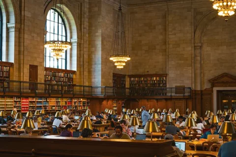 南加州大学学术诚信违规案例分析：如何通过解释信将停学处分降至警告？ 对于南加州大学（USC）留学生来说，收到Academic Integrity学术诚信调查通知后，真正需要警惕的往往不是“写一封道歉信就能不能解决”，而是案件目前究竟处于哪个程序阶段、学校认定的违规性质是什么、拟议处分为什么达到Suspension，以及学生还有没有机会针对责任认定或处分比例提出有效回应。USC目前由Office of Academic Integrity（OAI）处理大多数本科生和研究生的学术诚信案件，正式程序可能涉及Administrative Review、Review Panel以及后续Appeal；如果潜在处分已经包括Suspension、Expulsion、Revocation of Admission或Revocation of Degree，而非博士学生对责任认定或拟议处分提出异议，案件会进入Review Panel程序。 因此，“如何通过解释信把停学降成警告”不能理解成找到一套固定话术，更不能靠编造理由、隐藏事实或者临时制造材料。真正有效的申诉材料，应该围绕事实是否准确、学生个人责任到底有多大、案件情节与停学处分是否相称、有哪些真实且可以证明的减轻因素，以及学生已经采取了什么具体整改措施展开。USC 2026—2027 Student Handbook明确列出了Warning、Disciplinary Probation、Deferred Outcomes、Suspension等不同结果，其中Warning属于书面警告，而Deferred Suspension则属于一种更接近“保留停学但暂不执行”的结果，因此实际案件中，不一定只有“停学”和“警告”两个极端选项。 一、先看清USC为什么会把案件推到Suspension级别 首先要纠正一个很常见的误区：学校提出停学，并不代表最后一定会停学，但它通常意味着OAI认为案件已经不属于非常轻微的课堂问题。USC现行规则显示，Administrative Review可以处理各种Academic Misconduct，而涉及Final Exam、Final Project、代替Final Exam的Final Paper、故意性质明显的学术不诚信，或者预计会对课程成绩造成重大影响、可能导致课程F的案件，都需要进入Administrative Review，而不是简单通过Faculty-Student Resolution处理。对于本科低年级学生，一些轻微且非故意的引用错误或有限度Unauthorized Collaboration可能存在FSR空间，但研究生、500级以上课程等并不适用这一简化程序。 所以收到Suspension相关通知后，学生第一步不应该马上写一篇两三页的“我非常后悔”，而应该把学校手里的材料逐项整理清楚：教授究竟指控了什么行为，涉及哪一份Assignment或Exam，课程Syllabus对AI、合作、外部资料和引用是怎样规定的，Turnitin、聊天记录、版本历史、代码Commit、Google Docs修改记录、邮件或其他材料能够证明什么。USC的Academic Integrity定义覆盖Plagiarism、未经许可的External Assistance、Unauthorized Collaboration、获取或传播未授权作业和考试材料，以及在未经教师许可时使用生成式AI等多种行为；学校同时明确指出，AI是否允许使用由具体课程和Assignment的Instructor决定，因此不能仅靠“ChatGPT本身是公开工具”来否定违规。 二、“案例分析”首先要区分责任申辩和处分申辩 为了便于理解，可以设定一个典型情境：某USC学生第一次出现学术诚信记录，在一项重要课程作业或Final Project中使用了未经许可的外部协助，学生并不否认存在不当操作，但认为自己并未购买代写、冒名考试，也没有计划性传播答案；同时，学生能够提供自己的早期草稿、研究记录、版本历史和独立完成的大部分内容。案件因为Assignment性质和影响程度进入正式OAI程序，拟议结果达到Suspension。 这个时候，如果客观证据已经非常清楚，却在解释信里坚持“我什么都没做”，通常不是好的策略。学生真正需要区分的是两个问题：第一，学校对违规行为的描述有没有扩大；第二，即使承认某部分违规，Suspension是否与实际严重程度相称。 USC当前的Appeal Grounds明确允许学生以“Outcome与责任认定不成比例”为理由申诉，同时也允许基于足以改变责任认定的新信息或实质影响责任认定的程序错误提出Appeal。 这也是名津申诉在处理类似学术诚信材料时比较重视的一点：不是一看到案件就机械地写“否认版”或者“认错版”，而是先拆分责任层级。比如学生是否确实使用了未经授权的资料，与学校是否有充分依据认定其为有计划的严重作弊，是两个不同问题；学生和同学存在讨论，与双方共同完成并提交实质相同内容，也并不是同一个事实强度。解释信只有把这些层次拆开，才有可能真正影响学校对处分比例的判断。 三、USC处分判断看什么？解释信应该逐项回应这些因素 USC目前使用Impact and Harm Framework考虑处分，官方列出的因素包括违规的性质和严重程度、对相关人员及大学社区的影响、既往违规记录、学生是否承担责任，以及其他Mitigating、Aggravating或Compelling Circumstances。换句话说，学校处分并不是只看“有没有违规”这一项，而是会综合判断行为严重程度和个人情节。 因此，一份真正专业的解释材料不能只有情绪表达，而应该与这些因素形成对应。例如，如果确实属于第一次违规，就应该准确说明此前是否有Academic Integrity或其他Disciplinary Record；如果行为只影响个人Assignment，没有分享答案、组织多人作弊或牟利，就应通过证据说明影响范围；如果学生及时承认自己确实做错的部分，可以说明自己现在如何理解当时违反了哪一条要求；如果存在语言理解偏差、课程协作规则不够明确、突发家庭状况等真实背景，也可以作为Context呈现，但必须注意：背景解释的功能是说明行为发生机制和处分比例，而不是把责任全部转嫁给教授、队友或者个人压力。 这里尤其需要避免一句非常常见的话：“I did not know this was against the rules.” USC Student Handbook明确写明，一般情况下，不知情并不能成为违反学校Community Standards的有效理由，缺乏主观故意也并不自动排除违规。因此，如果把整封解释信建立在“我不知道规则，所以不应该处罚”上，逻辑基础并不牢固。 更有效的写法应该是：承认自己有义务确认规则，同时用具体事实说明为什么该行为与更严重、有计划性的作弊存在区别，以及为什么较轻的教育性处分已经足以实现纠正目的。 四、想争取从停学降级，最关键的是证明“处分不成比例” 如果案件责任本身很难完全推翻，而目标是从Suspension降低到Warning、Probation或者Deferred Suspension，那么核心不应该是反复说“停学对我影响很大”。几乎所有被停学的学生都会受到毕业延期、经济损失和学业中断影响，这些后果本身并不能自动证明处分不合理。 真正需要建立的是一条比例关系：本案具体行为的严重程度是什么——与更严重行为相比区别在哪里——学生个人既往记录如何——违规造成的实际影响有多大——学生是否已经通过整改降低再次发生的风险——因此为什么一个非停学性质的处分已经足以达到教育和问责目的。 USC现行Handbook不仅设置了Warning，也设置Disciplinary Probation和Deferred Outcomes。尤其Deferred Suspension的官方定义就是：行为严重程度原本足以支持Suspension，但存在减轻情节，因此暂不实施实际停学，在指定期间要求学生保持合规。 所以，如果案件本身确实比较严重，解释信一上来就要求“必须改成Warning”，有时反而显得对案件严重程度认识不足。更成熟的申诉方式，是根据事实提出比例化请求：如果证据足以支持Warning，就说明为什么Warning已经足够；如果学校认为案件性质高于普通警告，也可以论证为什么Probation、Educational Intervention或Deferred Suspension比立即Suspension更加符合当前案件的情节。目标仍然可以是争取最低合理处分，但论证不能脱离学校现有的处分框架。 五、解释信第一部分不要急着道歉，先把事实时间线写准确 很多学生写Academic Appeal时，开头就是“I sincerely apologize”，连续两三段都在讲自己压力很大、非常后悔，但阅卷人员读完仍然不知道事情究竟怎么发生。这类信通常情绪很充分，事实价值却很低。 更有效的结构，是先用一到两个完整段落建立Timeline。什么时候收到Assignment，教授在Syllabus和课堂上对Collaboration、AI或External Resources说过什么，学生具体做了什么，哪些部分由本人完成，什么时候接触了外部资料或同学帮助，最后提交的内容中哪些地方受到影响。凡是能够由Draft、Revision History、邮件、聊天记录、Git Commit等材料支持的事实，都应该与附件对应。解释信不是小说，不需要增加戏剧性，时间越准确，证据越能互相验证，可信度越高。 名津申诉在这类材料整理中尤其强调“先证据、后叙事”。很多学生刚开始会写十几个理由，但真正能够被文件验证的只有两三个。与其写大量无法证明的主观描述，不如把能够改变案件性质判断的关键事实做扎实。例如，一份完整的Draft History可能比三段“我一直是好学生”更能证明Assignment并非完全由他人完成；一封事发前主动向TA询问规则的邮件，也可能比事后强调“我以为可以”更有说服力。 六、第二部分要解释“为什么发生”，但不能写成甩锅大会 解释行为原因是必要的，因为学校需要判断学生是否理解问题、再次发生的风险有多高。但解释和推卸责任之间只有一步之差。比如“队友把答案发给我，所以我没有责任”“教授没讲清楚，所以是教授的问题”“因为我英语不好，所以不应该算违规”，都容易让材料失去可信度。 如果确实存在特殊情况，可以采用“背景—错误判断—责任认识”的逻辑。比如学生在Group Assignment中误判了允许协作的边界，可以说明自己当时如何理解Instructor的要求、和队友进行了什么程度的讨论、在哪一个节点越过了规则，然后明确指出现在意识到自己应该在不确定时向Instructor确认，而不是自行推断。这样的写法既没有虚构无责，也没有把本可以区分的责任全部扩大。 同样，如果涉及AI使用，也不能只写“AI只是帮我润色”。如果工具实际参与了生成观点、修改代码、起草正文或者解决Problem Set，就应该准确说明使用方式和范围。USC当前规则明确把AI使用权限交由具体课程和Assignment规定，未经许可的使用可能落入External Assistance、Plagiarism或Failure to Follow Instructions等学术诚信问题。 在这种案件里，模糊AI使用程度往往比承认有限但真实的使用更危险，因为一旦技术记录与文字表述冲突，整封信的可信度都会受到影响。 七、第三部分才是“减轻处分”的核心：把Mitigating Factors做成证据链 如果希望真正争取从Suspension下降到Warning或其他非停学结果，Mitigating Factors必须具体。比较有价值的因素可能包括首次违规、此前长期Academic Record正常、涉事行为范围有限、没有传播或获取考试答案、没有代写交易或冒名行为、主动保存并提供原始草稿、在调查中配合、及时承担合理责任、已经完成Academic Integrity Training或采取其他针对性整改等。并不是所有案件都会同时具备这些因素，更不能为了申诉把不存在的经历写进去。 这里还要特别注意程序时间点。USC当前Appeal规则明确提醒：如果学生认为存在应当影响处分的Mitigating Circumstances，这些内容原则上应该在Administrative Review或Review Panel阶段提出，而不是等到Appeal以后第一次出现。换句话说，减轻处分最好的窗口往往不是最终Appeal，而是学校第一次正式让学生解释案件的时候。 如果已经进入Appeal阶段，不能简单把之前忘记讲的所有理由重新包装成“新证据”；真正的New Information需要满足此前不知道、也无法合理获得，并且足以影响责任认定的标准。 这也是名津申诉在处理USC学术诚信案件时会特别重视前期材料准备的原因。案件一旦涉及Potential Suspension，学生不能把Review Panel当成走流程，再寄希望于最后写一封Appeal翻盘。前期陈述、证据目录、回答问题的逻辑以及Mitigation材料应该从一开始就形成统一版本，避免前后说法发生冲突。 八、整改计划不能只写“以后不会再犯”，要让学校看到风险已经下降 Academic Integrity案件本质上具有明显的教育和纠正属性。USC在Student Handbook中也把Outcomes描述为用于问责、教育干预以及保护学校教育环境的措施。 因此，如果学生想证明实际停学并非必要，就需要进一步回答：不用停学，学校凭什么相信类似问题不会再发生？ 一个有价值的Remediation Plan应该和本案问题一一对应。如果问题是Citation和Paraphrasing，就说明今后如何管理Source Notes、如何区分Direct Quote与Paraphrase、提交前如何自查引用；如果问题是Unauthorized Collaboration，就说明未来如何在合作前确认Allowed Collaboration Boundary，并保留Instructor clarification；如果问题是AI misuse，就建立课程级AI使用确认清单，不再默认不同课程规则相同；如果问题是时间管理造成临近Deadline寻求不当帮助，则需要有新的Assignment Timeline、Office Hour和TA求助机制。 最没有说服力的整改就是“我保证绝不再犯”。学校真正需要看到的不是一个情绪性的Promise，而是错误发生机制已经被识别，并有具体措施切断原来的风险路径。 九、Appeal阶段的解释信不是无限发挥，USC有明确规则 如果案件已经形成正式决定并进入Appeal，要严格按照USC当前程序处理。2026—2027 Student Handbook规定，符合条件的Appeal一般需要在Written Decision发出之日起10个工作日内提交；Appeal不会再安排现场或线上陈述，因此书面材料必须尽可能完整，正文不得超过5页单倍行距，字体不得小于10号，Supporting Documents也必须与提出的Appeal Ground直接相关。OAI案件的上诉审查由VP for Academic Programs或其指定人员负责，最终可以维持原决定、退回进一步审查、修改处分（包括增加或降低）、推翻责任认定或者Dismiss案件。 此外，一个非常关键的程序点是：如果学生在Administrative Review中已经接受责任，并且同意了拟议Outcome，案件即被视为解决，通常不存在后续Appeal。 因此，学生收到“是否接受责任和处分”的文件时，不应该在没理解后果的情况下急着签字，更不能简单认为“先同意，后面再写解释信申请减轻”。不同阶段的程序权利并不相同，必须先明确自己目前究竟是在初始回应、Review Panel还是正式Appeal阶段。 十、什么样的“解释信”最容易把停学申诉写崩？ 第一种是全文卖惨，只讲停学会导致延期毕业、家长失望、经济损失，却几乎不回应案件事实和处分比例。第二种是把所有责任推给Professor、TA或Classmate，给人的印象是学生至今没有理解自己应承担的部分。第三种是为了证明无辜而过度绝对化，比如明明存在外部帮助却写“I completed everything entirely by myself”，最后被聊天记录、版本历史或者代码痕迹直接推翻。第四种则是提交大量与Appeal Ground没有直接关系的附件，希望以数量制造说服力。 更危险的是伪造Medical Record、聊天截图、时间记录或第三方Statement。USC现行Student Handbook本身就把向University Official提供False Information，以及伪造或歪曲相关文件列入违规范围。 一旦为了处理一个Academic Integrity案件又增加新的Falsification问题，案件严重性可能进一步升级。因此，所有申诉材料都应该建立在真实、可验证的信息之上。 十一、留学生还要提前评估Suspension对身份的影响 对于F-1、J-1等国际学生，Suspension不只是课程安排问题，还可能影响Immigration Status。USC现行Handbook明确提醒，一些包括Suspension在内的处分可能影响F-1或J-1学生留在美国的资格，但学校不会因为学生的移民身份而改变处分判断。 USC Office of International Services目前也提示，如果学生符合条件并提交学术诚信Appeal，应及时告知OIS；在相应情况下，OIS可以在正式Appeal决定作出前处理SEVIS终止时间问题。 所以国际学生一旦案件进入Potential Suspension阶段，不要只关注解释信本身，还需要同步确认OAI程序、课程注册、Housing、OIS和身份安排。尤其不要根据社交媒体上其他学校的案例推断USC一定怎样处理，因为不同学校程序不同，同一学校不同案件的事实严重程度也不同。 十二、从Suspension争取Warning，真正有价值的是一整套“比例化论证” 回到标题本身，南加州大学学术诚信案件能否从停学降到警告，并不存在可以提前承诺的答案。USC现行制度确实允许Warning，也允许Probation、Deferred Suspension和Suspension等不同Outcome，并允许符合条件的学生基于处分不成比例等Ground提出Appeal；但最终结果一定取决于案件事实、证据、既往记录、违规影响和学生在前期程序中已经呈现的Mitigating Circumstances。 真正高质量的解释信，逻辑应该是清楚而克制的：先准确陈述事实，再区分自己应承担和不应扩大承担的责任；随后对应USC的Impact and Harm因素说明案件严重程度、实际影响和既往记录；再用可验证证据呈现Mitigation与整改方案，最后提出与案件实际程度相称的Outcome Request。目标如果是Warning，就必须解释为什么Warning已经足以完成教育和问责目的，而不是只写“我真的很需要继续上学”。 名津申诉在类似USC Academic Integrity案件中的专业价值，也应该体现在这些细节上：先判断程序阶段和可用Ground，再整理Syllabus、老师通知、调查材料、Draft History、邮件及时间线，区分责任认定申辩和处分减轻申辩，最后把事实、证据与学校现行规则对应起来，而不是套用一封万能模板。对于已经涉及Suspension的留学生来说，材料越早开始整理，越有机会在Review Panel或正式Appeal之前把关键事实讲完整。 归根结底，把停学降到警告不是靠“写得可怜”，而是靠证明处分与案件真实严重程度之间存在不匹配，并让学校看到一个更轻的处分已经能够实现教育、纠正和防止再次发生的目的。 如果事实只能支持较有限的责任，就用证据把责任范围说准确；如果违规本身成立，就把重点转向比例、减轻因素与整改。解释信最重要的不是漂亮措辞，而是可信、完整、与USC程序要求真正对得上。