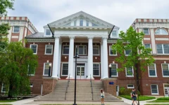 孩子在加州大学伯克利分校出勤率不足面临遣返，家长应急转学双轨策略