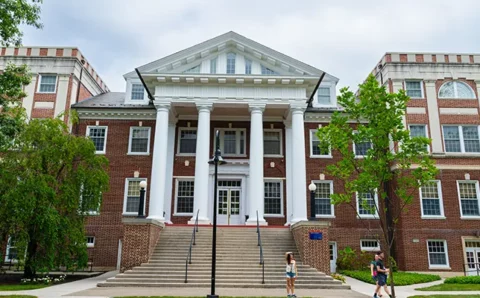孩子在加州大学伯克利分校出勤率不足面临遣返，家长应急转学双轨策略